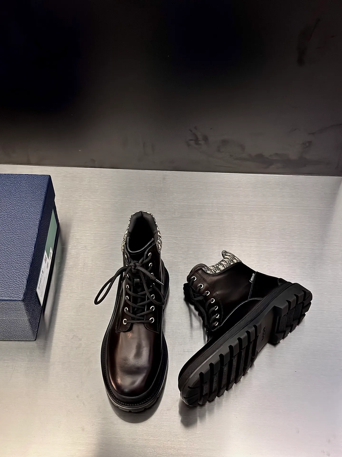 Men's shoes 💰960 Dior Dior high-top sneakers, top-quality goods produced in Dongguan, show version, leading counter trial style, Nappa cowhide material, light and breathable, soft and comfortable, easier to put on and take off, calfskin leather edging, distinctive sports style, genuine leather tongue Dior letter badge, showing the brand style, lightweight embossed pattern rubber sole, light and genuine leather feet, with original packaging Size: 39-40-41-42-43-44 (45, 46 customized) leather shoe size